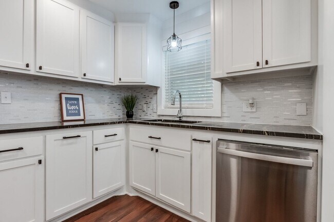 Building Photo - $500 OFF FIRST FULL MONTH PROMOTION!
