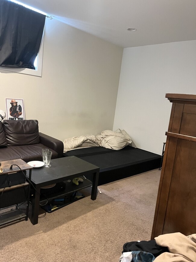 Building Photo - 1829 Vineyard St