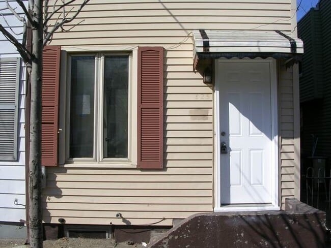 Primary Photo - Fantastic 2+ Bedroom w/ 1 1/2 Bath Home! Recently Renovated! Hardwood Floors! Central Air! W/D Ho...