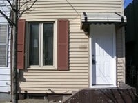 Building Photo - Fantastic 2+ Bedroom w/ 1 1/2 Bath Home! R...