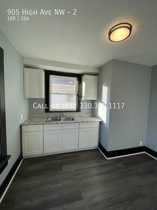 Building Photo - One bedroom one bathroom second level apar...