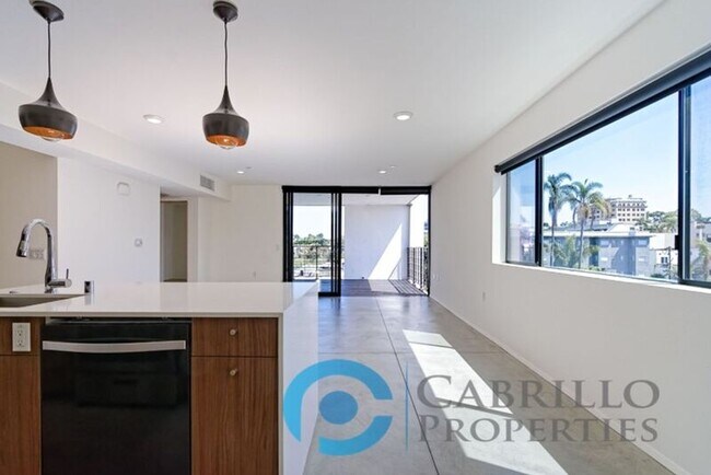 Building Photo - 2870 Fourth Ave