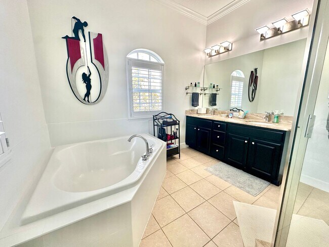 Building Photo - Bright, breezy & convenient: Your wew St. ...