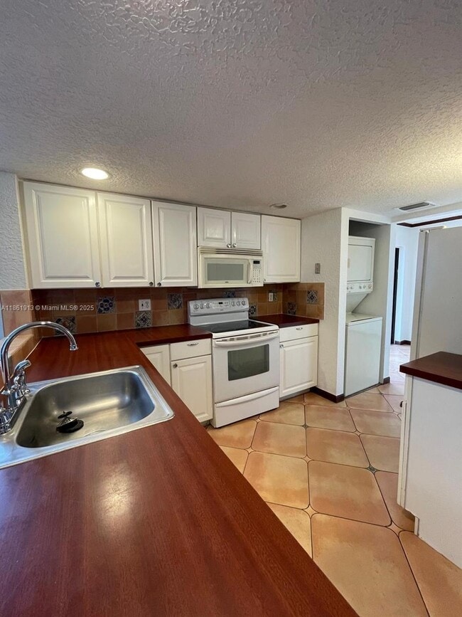 Building Photo - 6575 W Oakland Park Blvd