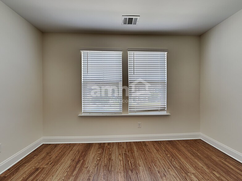 Building Photo - 215 Dogwood Cir