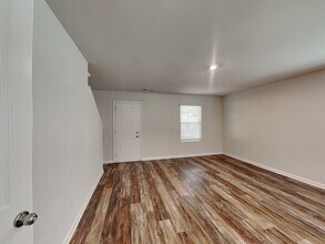 Building Photo - Lovely 3 Bedroom 2.5 Bath Home located in ...
