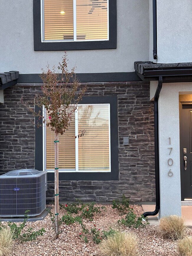 Building Photo - Dog Friendly! 3 Bedroom 2 Bathroom Townhom...