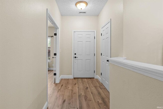 Building Photo - 3BR + Den + Biggest Fenced Yard in Neighborhood