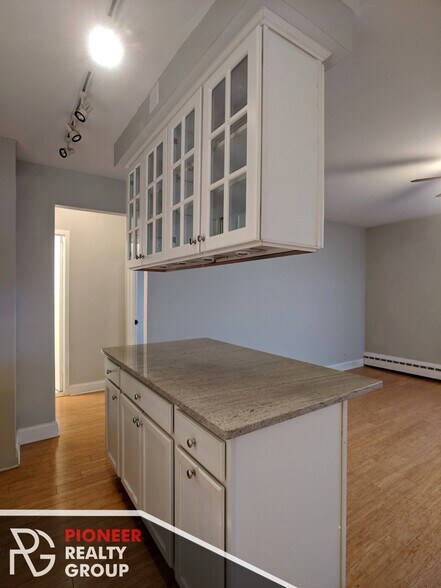 Building Photo - 429 W Wellington Ave