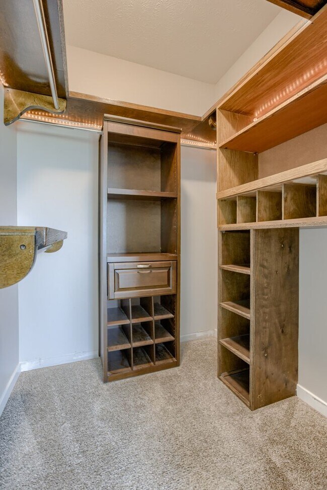 Building Photo - Must See Condo!!