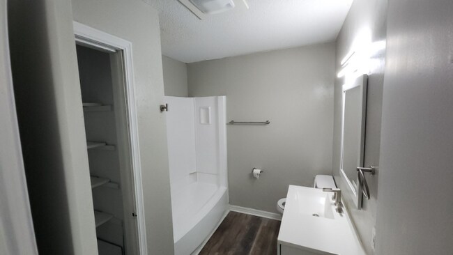 Building Photo - 1910-1911 S El Paso Ave