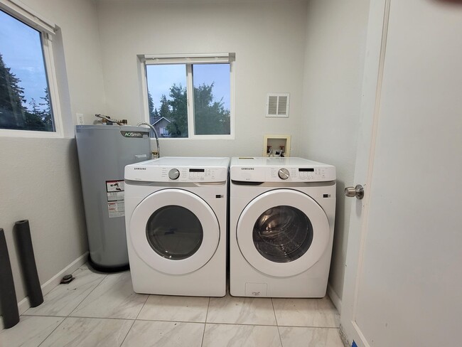 Building Photo - 6815 Lower Ridge Rd