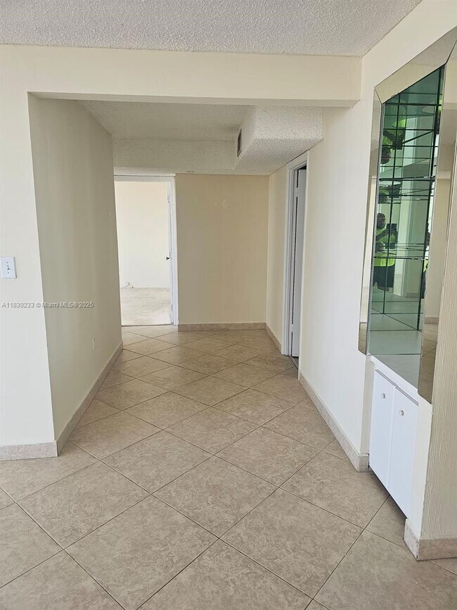 Building Photo - 18011 Biscayne Blvd