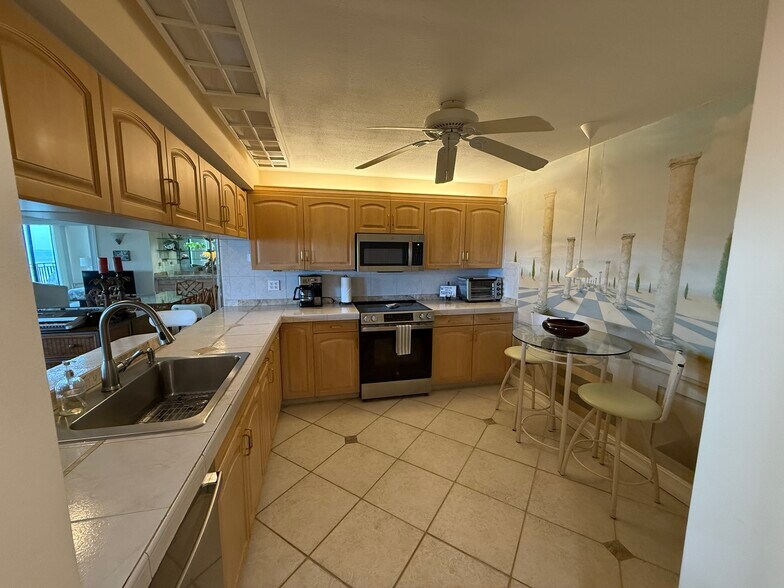 Kitchen - 1800 Atlantic Blvd