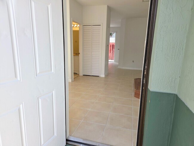 Building Photo - 3 Bedroom / 3 Bathroom Townhouse in Keys Cove Gated Community