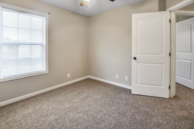 Building Photo - Pet Friendly Three Bedroom!