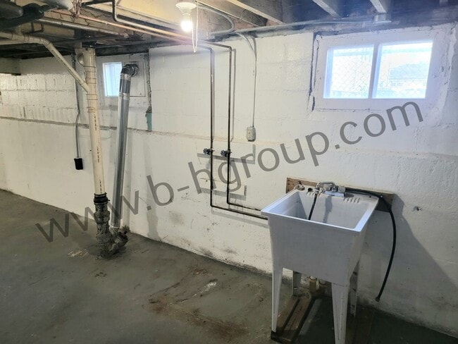 Building Photo - Great Location!