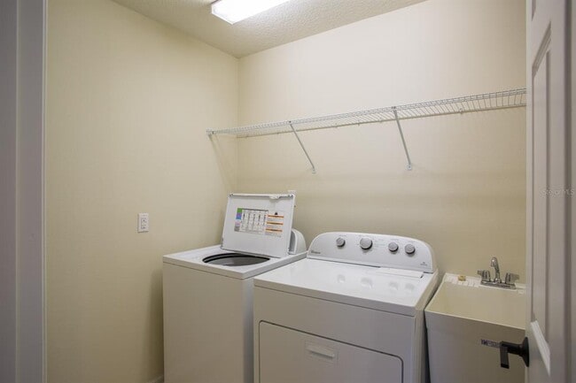 Building Photo - 12105 Breda Ln