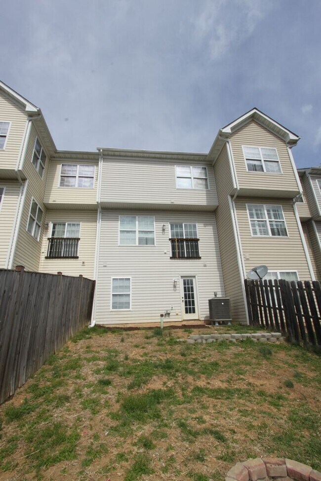 Building Photo - 4 bed, 3.5 bath, Townhome in Bunker Hill, WV
