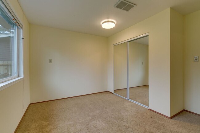 Building Photo - Nice and quiet neighborhood in Bellevue sc...