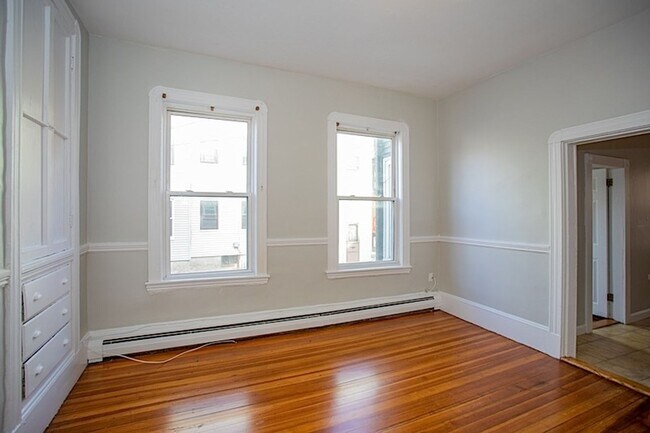 Building Photo - 3 bed 1 bath in Cambridge....