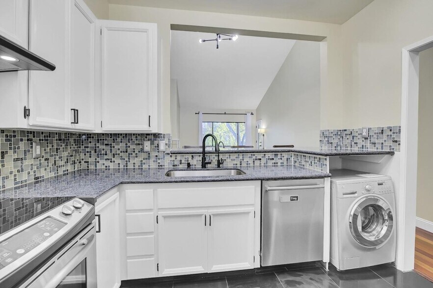 Building Photo - 4691 Albany Cir