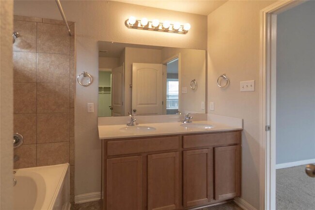 Building Photo - 310 Hyltin St