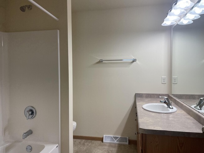 Building Photo - 2635 Parkfield Dr