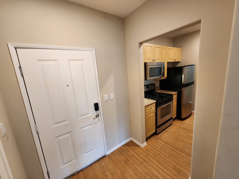 Building Photo - 2429 WATERMARKE Pl