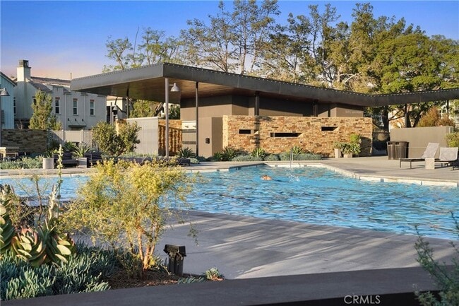 Building Photo - 123 Interval