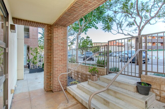 Building Photo - 5440 La Jolla Blvd