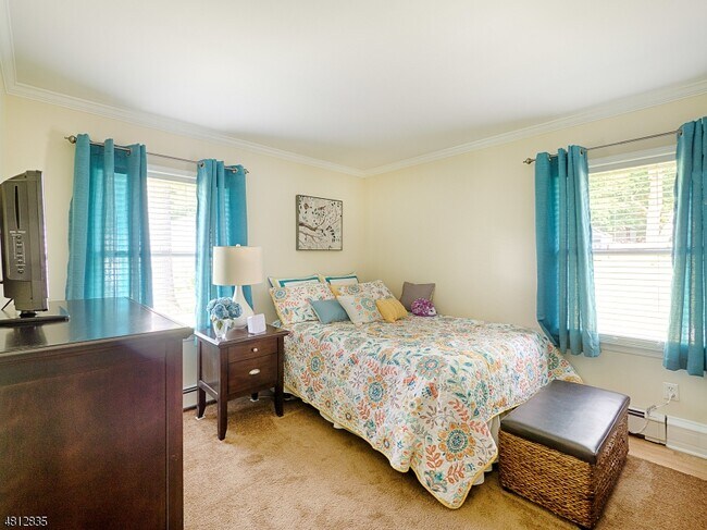 Building Photo - 32 Maple Ave