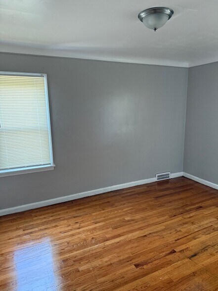 Building Photo - 9525 Robson St