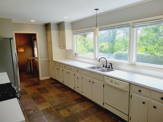 Building Photo - 984 Shades Crest Rd