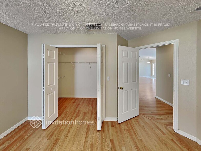 Building Photo - 1047 Lakeview Oaks Dr