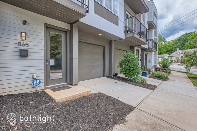 Building Photo - 865 Cavanaugh Avenue SE