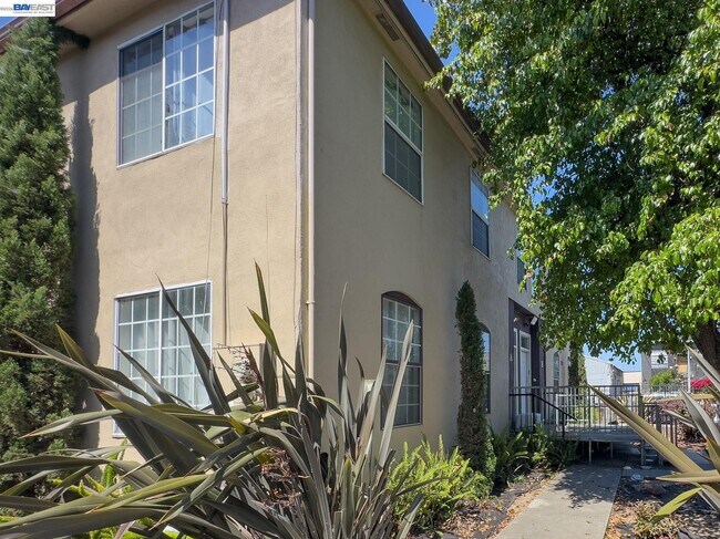 Building Photo - 2716 Adeline St