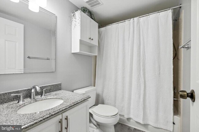 Building Photo - 3412 Lakeside View Dr