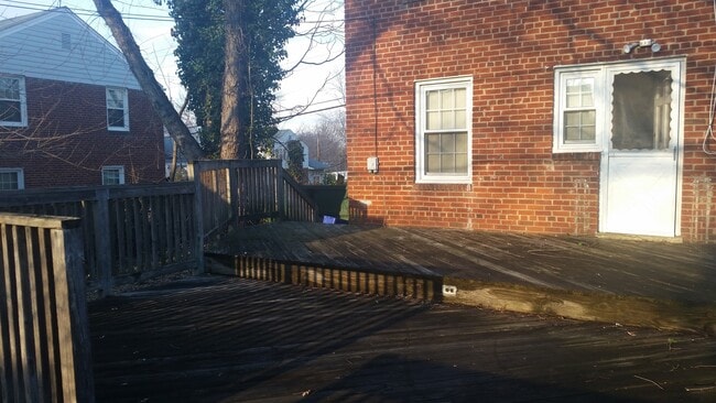 Building Photo - Semi-Deteched Near Hunington Metro!!