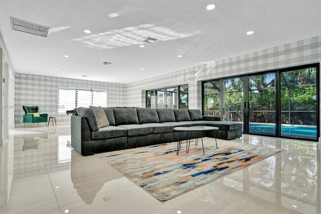 Building Photo - 1141 N North Lake Dr