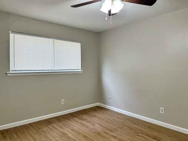 Building Photo - 2101 6th Ave N