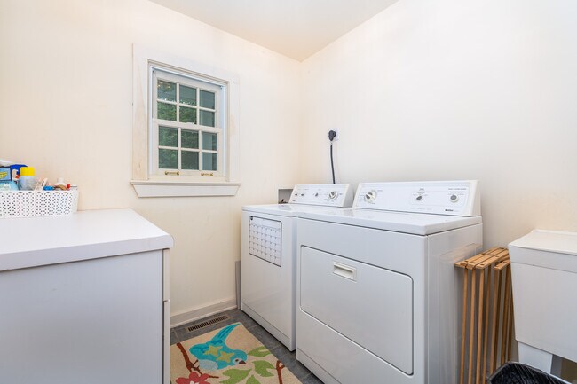 Building Photo - 43 Butternut Rd