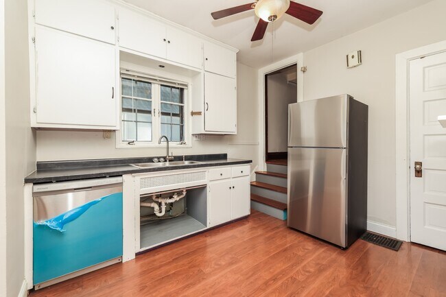 Building Photo - 920 E Stewart St