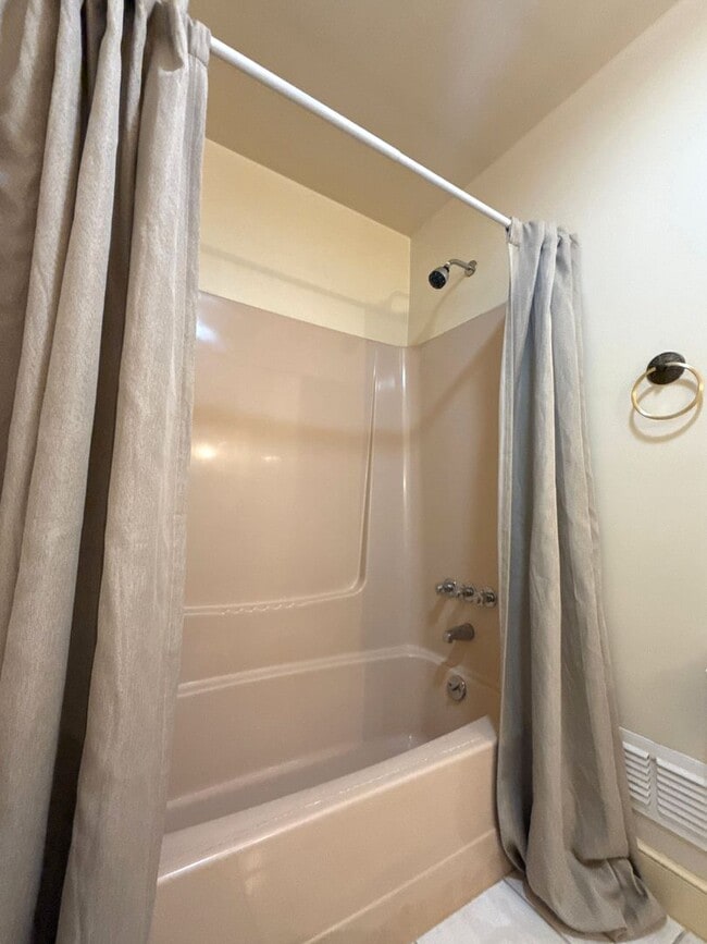 Building Photo - Beautiful 5 Bedroom 3 Bathroom House on Country Club Golf Course!