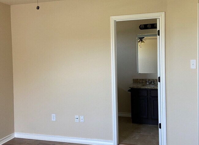 Building Photo - "Spacious 3-Bedroom Condo Oasis with 2.5 Baths in San Antonio – Your Perfect Retreat!"