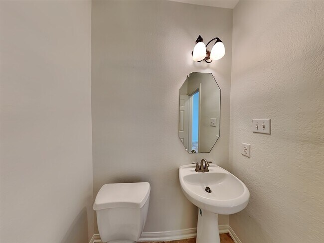 Building Photo - 2114 Wembley Way