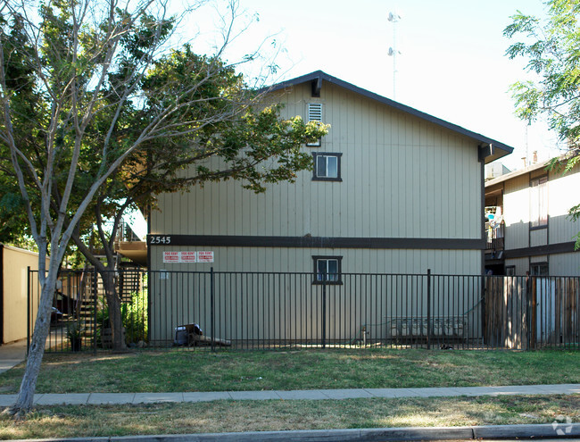 Building Photo - 2545 W Fountain Way