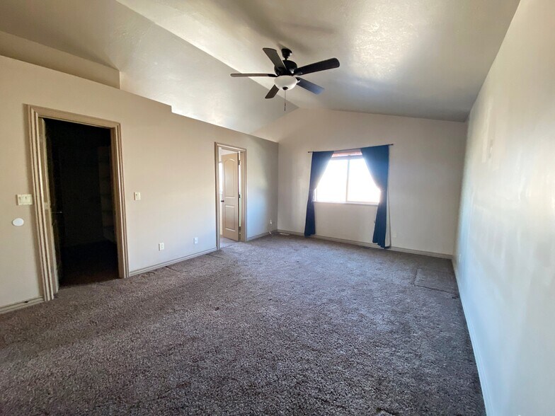 Building Photo - 2410 E View Dr
