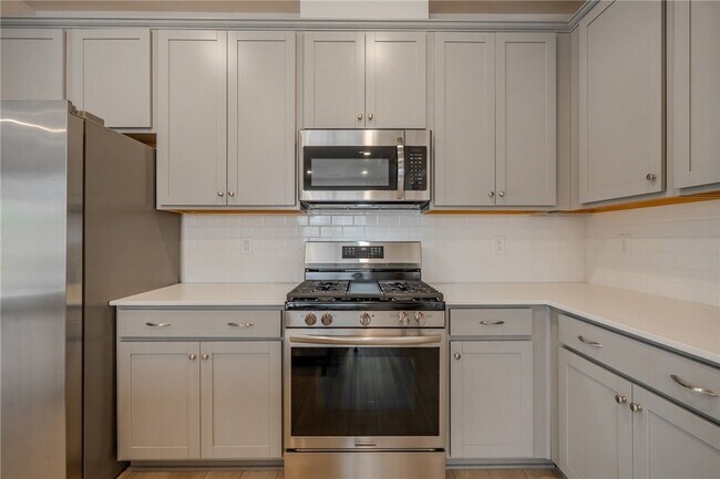 Building Photo - 14 Loebner Ln