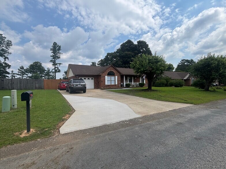 Building Photo - 123 Live Oak Dr